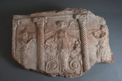 Teller mit Figuren, die Musikinstrumente spielen (Fragment) von Roman